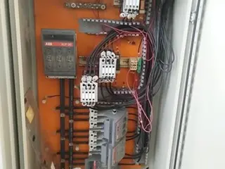 26 QUADROS ELÉTRICOS, DIM. 80CM X 50CM X 25CM E 02 QUADROS ELÉTRICOS 40CM X 35CM X 20CM — leilão em São Paulo