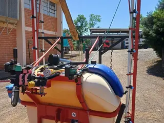 PULVERIZADOR AGRÍCOLA FANKHAUSER 6060 600 LITROS BARRAMENTO 12 METROS — leilão em Cunha Porã/SC