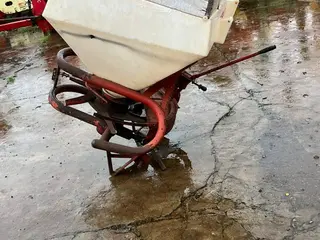DISTRIBUIDOR DE ADUBOS/SEMENTES 600KG TRITON ANO: 2013 - USADO — leilão em Cunha Porã/SC