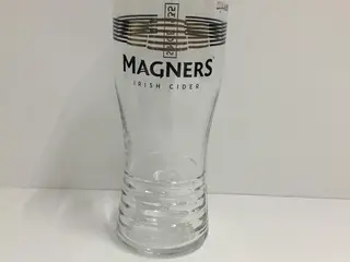 36 COPOS DE VIDRO PARA CERVEJA APROX. 500ML MAGNERS - SEM USO (Ref.: ren 204 2026031220204) — leilão em São Caetano do Sul
