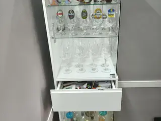 CRISTALEIRA 2 PORTAS VIDRO - 1 GAVETA - COM LUZ LED - MEDIDAS APROX.: 1800X450X400MM - CÓDIGO: 14233 - (NÃO ACOMPANHA OS ITENS - COPOS TAÇAS E BEBIDAS) — leilão em São Paulo (foto 6)