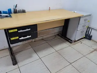 MOBILIÁRIOS COM MESAS EM L, MESA DE REUNIÃO BIPARTIDA, MESA COM TAMPO DE GRANITO, ARMÁRIOS METÁLICOS, BEBEDOUROS E CORTINA DE AR KOMECO (Ref.: L / ALMOXARIFADO, PCM, ENSACADEIRA E LABORATÓRIO) — leilão em Açailândia/MA (foto 18)