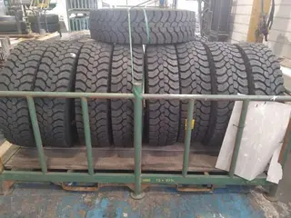 13 PNEUS MICHELIN 275/80 R22.5 E 295/80 R22.5 (Ref.: DR255) — leilão em São Bernardo do Campo