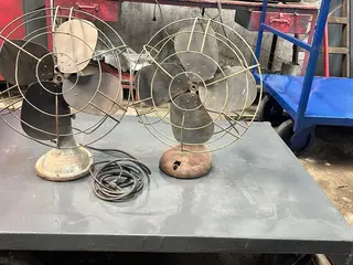 Conjunto 2 Ventiladores Antigos de Mesa para Decoração — leilão em São Paulo/SP