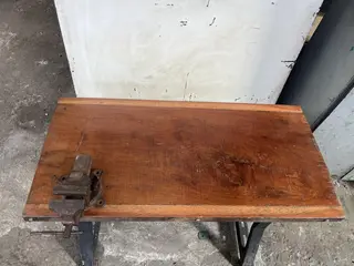 Bandada de madeira com pes de ferro com morsa 0,99x49 alt 69 — leilão em São Paulo (foto 2)