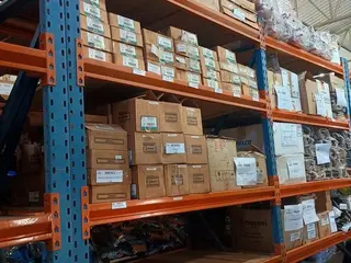 EQPTOS DE TI: CABOS, CONVERSORES DE MÍDIA, DISTRIBUIDORES ÓPTICOS, FECHADURAS EM TRIÂNGULO, FILTROS DE LINHA, FONTES, PLACAS, IMPRESSORAS E OUTROS (APROX. 2.158 PÇS) (Ref.: MAA) — leilão em Assis/SP (foto 45)