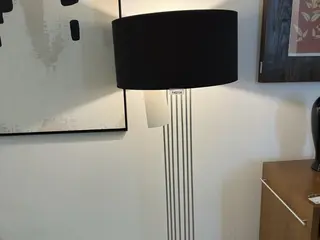 LUMINÁRIA COM BASE ALUMÍNIO CÚPULA DIAM. 60 ALTURA 165 - CÓDIGO: 14214 — leilão em São Paulo