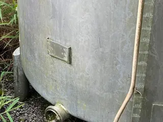 01 Tanque de aço inox vertical cap. aprox. de 2.000 lts — leilão em Ribeirão Pires/SP (foto 3)
