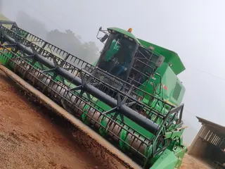 COLHEITADEIRA JOHN DEERE JD 1550 C/ PLATAFORMA DE SOJA 23 PÉS - ANO/MODELO 2003 — leilão em Laranjeiras do Sul/PR (foto 3)