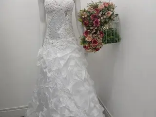 VESTIDO DE NOIVA MOD. FRENTE ÚNICA COM PEDRARIA TAM 46 AJUSTAVEL BRANCO, DETALHE TRANSPARENCIA (Ref.: ren 668 2026031220668) — leilão em São Caetano do Sul