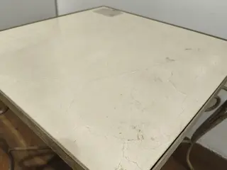 MESA LATERAL FERRO FORJADO COM TAMPO EM MÁRMORE CREMA MARFIL - MEDIDAS APROX. (A X L X C) : 63X61X61 - CÓDIGO: 14152 — leilão em São Paulo (foto 4)