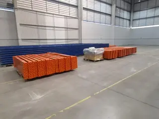 196 POSIÇÕES PORTA-PALLETS CAPACIDADE 2.000 KG por PLANO Montantes (Laterais): 15 unidades com 10,60 metros de altura e Longarinas (Vigas): 168 unidades — leilão em São Paulo (foto 7)