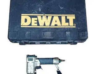 01 PREGADOR PNEUMÁTICO DEWALT D51275 PROFISSIONAL, 01 PREGADOR PNEUMÁTICO MASTER — leilão em São Caetano do Sul