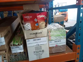 MAT. ELÉTRICOS: LÂMPADAS, SENSORES, REATORES, PLACAS, INTERRUPTORES, FUSÍVEIS DE VIDRO, CHICOTES FUSÍVEL TIPO FACA E OUTROS APROX. 1.769 PÇS) (Ref.: MAB) — leilão em Assis/SP (foto 6)