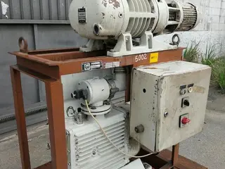 1 CONJUNTO DE BOMBA DE VACUO LEYBOLD E150 + HOOTS RUTA 500/2 ( RUVAC ) COM MOTORES E PAINEL (Ref.: SB35- 21661) — leilão em São Paulo