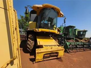 COLHEITADEIRA NEW HOLLAND CR9060 C/ PLAT CORTE, SÉRIE: YAJ100100 (Ref: 91935600029389) — leilão em Canarana/MT (foto 3)