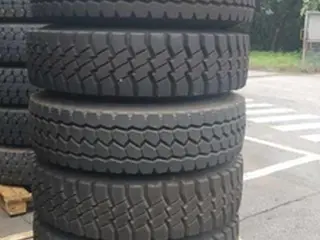 18 PNEUS (SEM USO) 295/80R22.5 GOODYEAR, COM RODA DE FERRO TIPO: I (Ref.: DR594) — leilão em São Bernardo do Campo/SP (foto 3)