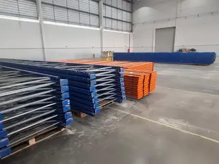 196 POSIÇÕES PORTA-PALLETS CAPACIDADE 2.000 KG por PLANO Montantes (Laterais): 15 unidades com 10,60 metros de altura e Longarinas (Vigas): 168 unidades — leilão em São Paulo (foto 11)