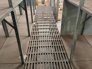 MEZANINO EM AÇO 15 MTS X 30 MTS =450 M2 TERREO E + 450 M2 1º ANDAR COM 358 PRATELEIRAS NO TERREO E MAIS 358 PRATELEIRAS NO 1º ANDAR , COM PISOS DE AÇO, ESCADAS EM AÇO , GUARDA CORPO -MONTADO E DISPONÍVEL PRA RETIRADA IMEDIATA — leilão em São Paulo (foto 13)