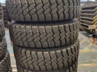 18 PNEUS (SEM USO) 295/80R22.5 GOODYEAR, COM RODA DE FERRO TIPO: I (Ref.: DR596) — leilão em São Bernardo do Campo/SP