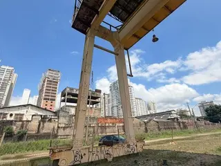 PORTICO ROLANTE 30/10 TON BARDELA COM APROX. 16,5 MTS VÃO , POSSUI PAINEIS , CARRO PONTE , MOTORES , GANCHO (Ref.: SX18235) — leilão em São Paulo (foto 2)