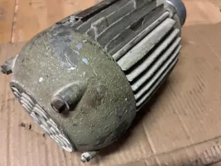 MOTOR ELETROMECÂNICA 0,75HP, 3F, 1.300 RPM (01 PÇ) (Ref.: 1061) — leilão em Santo André/SP (foto 7)