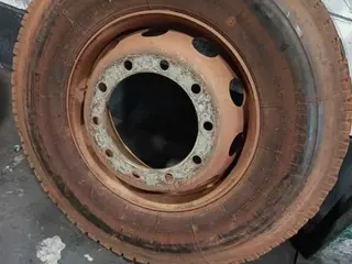 09 UNIDADES DE- PNEUS 295 RODA FERRO USADOS / MARCA: DIVERSOS TIPO II. (Ref.: DR528) — leilão em São Bernardo do Campo (foto 4)