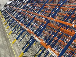 196 POSIÇÕES PORTA-PALLETS CAPACIDADE 2.000 KG por PLANO Montantes (Laterais): 15 unidades com 10,60 metros de altura e Longarinas (Vigas): 168 unidades — leilão em São Paulo (foto 14)