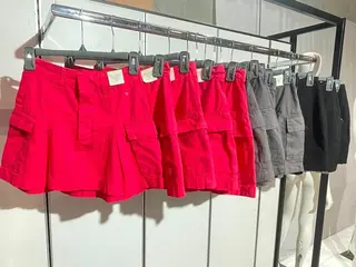 SAIA VISCOSE, BLUSA S/ MANGA, SAIA CREPE LISO E OUTROS (APROX. 159 PÇS) — leilão em São José (foto 5)