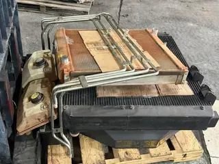 Lote de Radiadores, Reservatórios de Arrefecimento e Peças Mercedes-Benz/JCB — leilão em Curitiba/PR