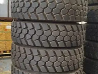18 PNEUS (SEM USO) 295/80R22.5 BRIDGESTONE, COM RODA DE FERRO TIPO: I (Ref.: DR582) — leilão em São Bernardo do Campo/SP (foto 2)
