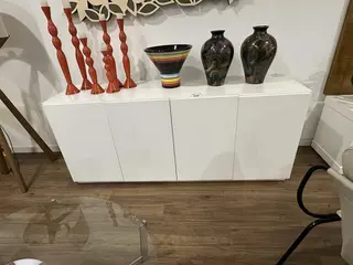 BUFFET BRANCO COM 4 PORTAS E 4 GAVETAS - MEDIDAS APROX. (A X L X C) : 180X50 - CÓDIGO: 14197 — leilão em São Paulo