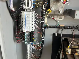 QUADRO DE GERADOR COMMINS - MODELO GT40250UN72 — leilão em Goianira/GO (foto 5)