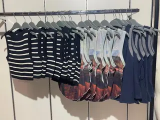 BLUSA S/ MANGA, REGATA CANELADO LISO, REGATA RIBANA ESTAMPADAS (APROX. 152 PÇS) — leilão em São José (foto 4)