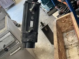 MOTOR DE PASSO COM REDUTOR LENZE 13,2 KW E 1 MOTOR DE PASSO BOSCH — leilão em São Paulo (foto 3)