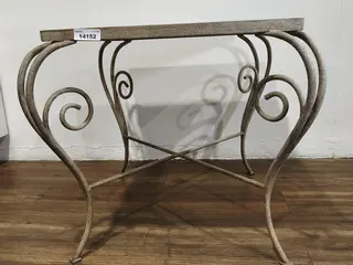 MESA LATERAL FERRO FORJADO COM TAMPO EM MÁRMORE CREMA MARFIL - MEDIDAS APROX. (A X L X C) : 63X61X61 - CÓDIGO: 14152 — leilão em São Paulo (foto 6)