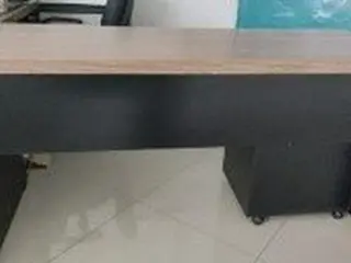 MESAS AMADEIRADAS COM ESTRUTURA PRETA (2 PÇS) (Ref.: IT-012) — leilão em Curitiba