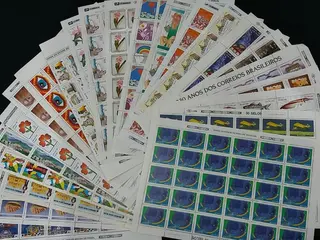LOTE COM COLEÇÕES DE SELOS SÃO 61 CARTELAS — leilão em Belo Horizonte