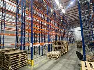 196 POSIÇÕES PORTA-PALLETS CAPACIDADE 2.000 KG por PLANO Montantes (Laterais): 15 unidades com 10,60 metros de altura e Longarinas (Vigas): 168 unidades — leilão em São Paulo (foto 16)