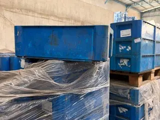 100 CAIXAS INDUSTRIAIS REFORÇADAS, NA COR AZUL, MEDINDO 0,30 M DE LARGURA × 0,45 M DE COMPRIMENTO × 0,14 M DE ALTURA. (Ref.: DC-SB) — leilão em São Paulo (foto 2)