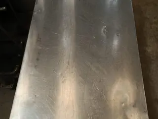 MESA EM AÇO INOX COM OS PÉS DE FERRO E DUAS DIVISÃO MEDIDAS — leilão em Santo André/SP (foto 4)