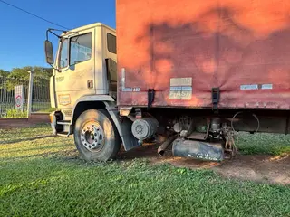 Caminhão Mercedes-Benz 1420 2004 Interculado e Turbinado Carroceria Sider Alongada 9,5 m 700.000 km Mecânica Funcional - ID: #3514385 — leilão em São José do Rio Preto/SP (foto 19)