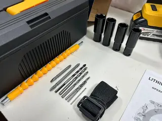 KIT MALETA 02 FERRAMENTAS ELÉTRICAS PARAFUSADEIRA/ FURADEIRA COM MARTELETE E CHAVE DE IMPACTO (NOVA) — leilão em Belo Horizonte/MG