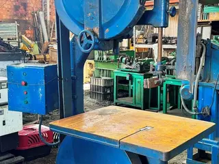 SERRA DE FITA VERTICAL MARCA INVICTA MODELO 800 — leilão em São Paulo/SP