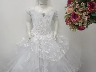 VESTIDO DAMINHA MOD. OMBRO A OMBRO COM RENDA E STRASS TAM 04 AO 08 SAIA BORDADA E BABADOS (Ref.: ren 687 2026031220687) — leilão em São Caetano do Sul
