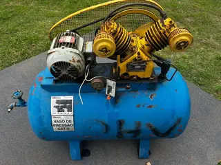 Compressor de ar Wayne W10/50SD 280 litros com motor WEG de 3 CV — leilão em Suzano/SP