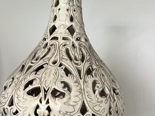 Vaso Decorativo em Porcelana Vazado Bege com Detalhes Dourados — leilão em São Paulo/SP