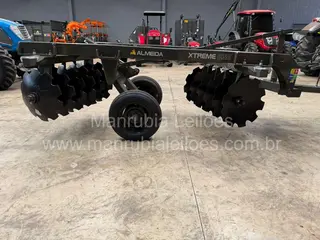 Grade Aradora Almeida de 12 discos Xtreme 235 12x26x235mm de espaçamento-com controle remoto e pneus (novo) — leilão em Artur Nogueira/SP (foto 12)