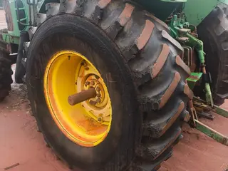 TRATOR DE PNEUS JOHN DEERE 61106 4x4, ANO AQUIS.: 2012, SÉRIE: 1BM6110JECD003617 (Ref: 501006) — leilão em Santa Adélia/SP (foto 4)