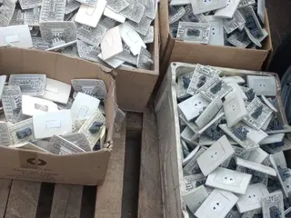 INTERUPITORES E TOMADAS APROXIMADAMENTE 40 QUIILOS — leilão em São Paulo (foto 2)